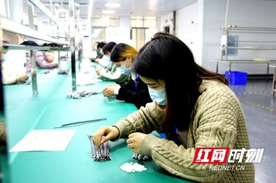 陳曉龍深入湘西經開區新開工企業一線現場辦公 聚焦電子電器產業發展